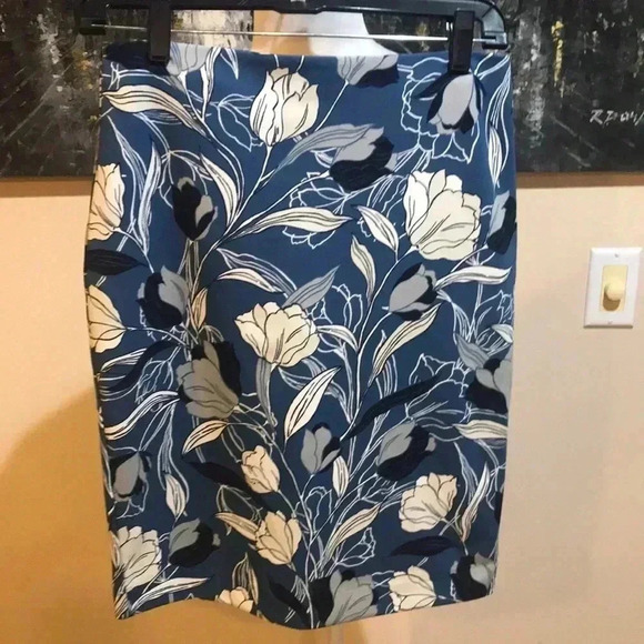 Banana Republic Blue Floral Stretch Fully Lined Pencil Skirt w/ Back Slit-Size 2 - Picture 1 of 7